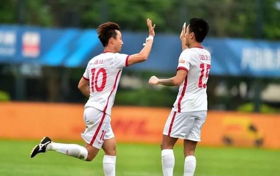 战报07:10美联 辛辛那提FC2-2（120分钟2-3）哥伦布机员07:30智利甲伊瓦顿0-2奥希金斯08:00巴甲 米涅罗竞技2-1圣保罗09:00墨联 墨西哥美洲队2-0利昂05:00NBA 快船113-112勇士06:00NBA 黄蜂117-123森林狼08:00NBA 活塞101-110骑士09:00NBA 雄鹿132-121老鹰09:00NBA 公牛124-118鹈鹕09:00NBA 热火129-144步行者今日焦点战预告14:00澳超 纽卡斯尔喷气机 VS 墨尔本城 亚冠错失三分，墨尔本城做客赢球结束连续不胜颓势？！